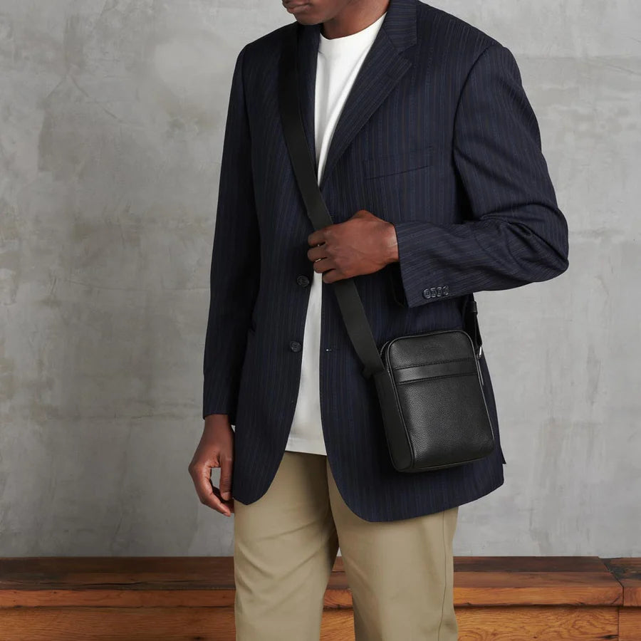 Charles small cross body bag in grained leather - Black